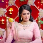 Neetha Ashok Instagram - ವಿಜಯ ದಶಮಿ ಸಂಭ್ರಮ ಹೆಚ್ಚಿಸಲು ನಾನು ಬರ್ತಿದೀನಿ ನಿಮ್ಮ ಮನೆಗೆ ನಾಳೆ ಮಧ್ಯಾನಃ 12 ಕ್ಕೆ “ಚಂದನವನದ ಗೊಂಬೆ” “ಕಲರ್ಸ್ಕನ್ನಡಸಿನಿಮಾ” @ckcinemaofficial Styled by @rishi_designs11 @hvpallavigowda Accessories by @beadedtreasuresjewelry Mua by @makeoverby_rekha_karthik_