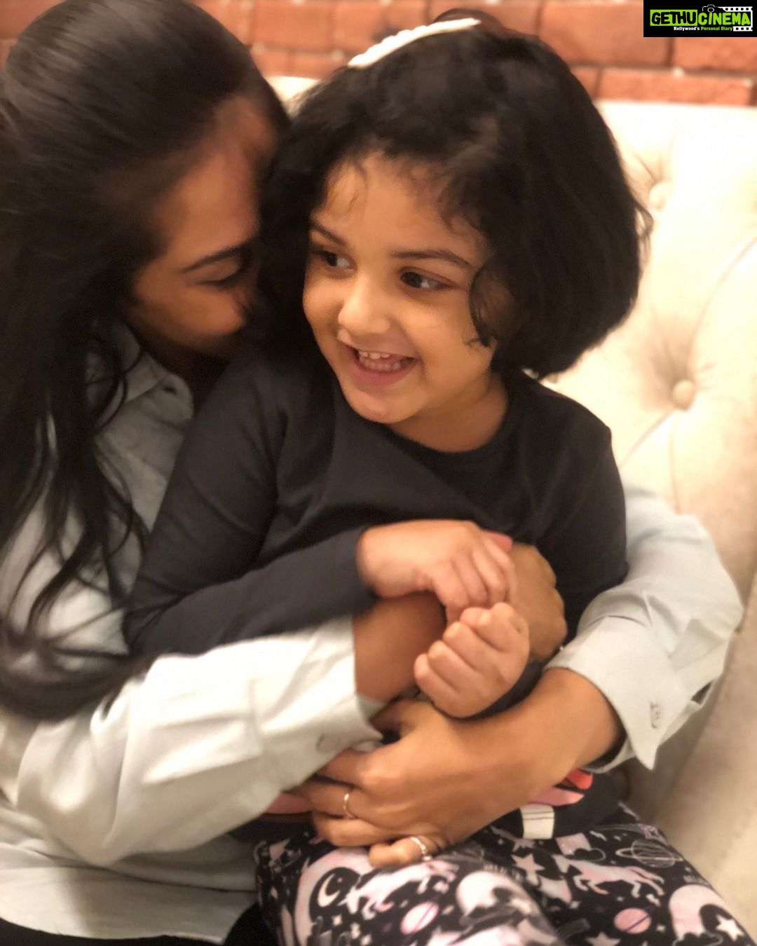 Neetha Ashok Instagram - Happy birthday my Munchkin ๐ love the feeling of seeing you grow and you are already 3!!!! I still canโt digest it!! Chikki loves you and all the giggles that we have have and you will always be my bestest birthday gift forevaaaaaa๐ฃ๐๐๐๐ ๐๐ฅฐโค๏ธ PC : pictures may be blur but the joy is pure ๐ค๐ฅฐ