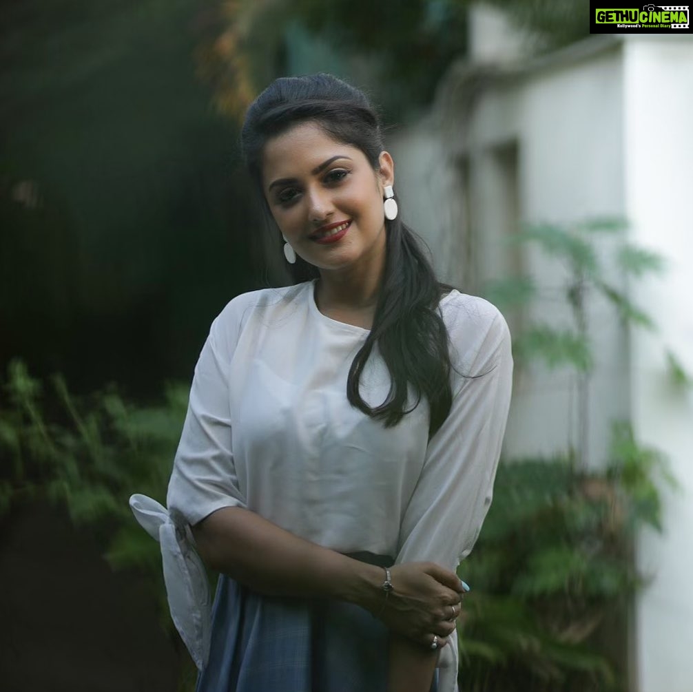 Neetha Ashok Instagram - Trusting the timing of my own life Tell me which song comes to your mind looking at this photograph 💙 An outfit I can picture wearing a million different ways. So classic, so retro & yet so modern. Team @moodarrest @nitinpatte @aritra.ghosal.moments Wearing - @arulaa_by_rashmianooprao Mua @alyna_makeovers