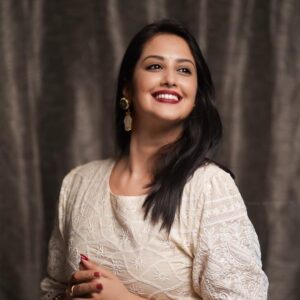 Neetha Ashok Instagram - Smile is a curve that sets everything straight 😊

Pc:  @pradeepmachar 
Earring @pipapo.jewelry