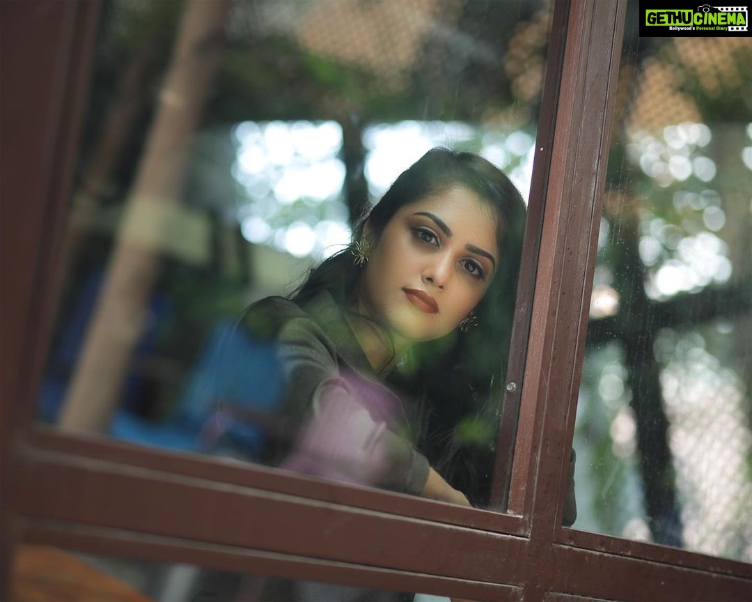 Neetha Ashok Instagram - Photography by @moodarrest @nitinpatte @aritra.ghosal.moments Mua @alyna_makeovers Outfit designed by @arulaa_by_rashmianooprao Location @thebierlibrary #retro #moodylights #moodarrest #nitinpattephotgraphy #portraitphotography