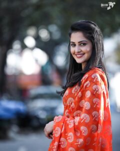 Neetha Ashok Instagram - Happy Sunday you guys 🧡 Photography @_pixels_work_ Mua @makeoverby_apoorvashree Blouse designed by @arulaa_by_rashmianooprao Accessories @pipapo.jewelry Bangalore, India