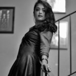 Neetha Ashok Instagram - Black&white series Photography by @moodarrest @nitinpatte @aritra.ghosal.moments Mua @alyna_makeovers Outfit designed by @arulaa_by_rashmianooprao Location @thebierlibrary #retro #moodylights #moodarrest #nitinpattephotgraphy #portraitphotography