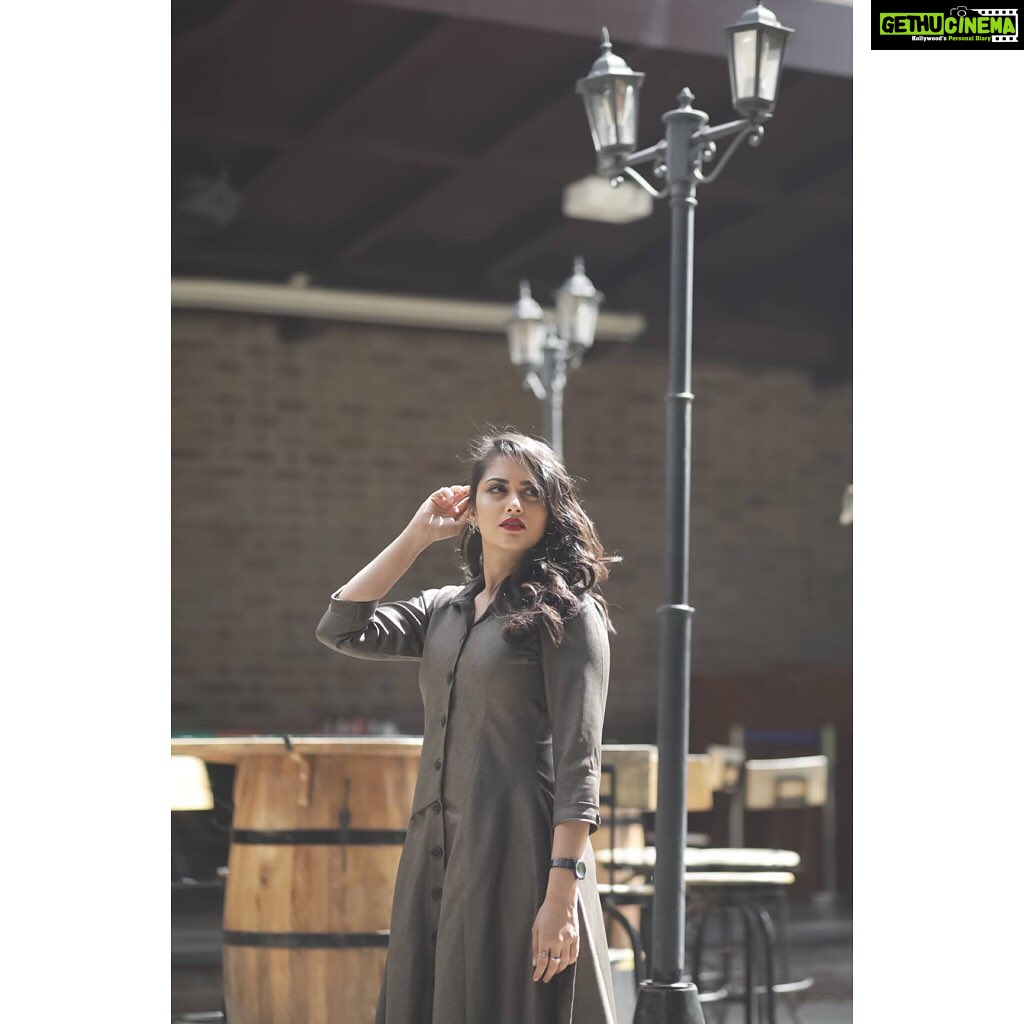 Neetha Ashok Instagram - Eyes are the windows to the soul. Keep them lit up with love ❤️ Photography by @moodarrest @nitinpatte @aritra.ghosal.moments Mua @alyna_makeovers Outfit designed by @arulaa_by_rashmianooprao Location @thebierlibrary #retro #moodylights #moodarrest #nitinpattephotgraphy #portraitphotography