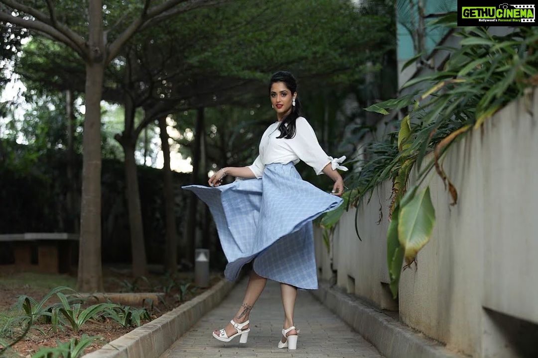 Neetha Ashok Instagram - π An outfit I can picture wearing a million different ways. So classic, so retro & yet so modern. Photography by @nitinpatte @aritra.ghosal.moments @moodarrest Wearing - @arulaa_by_rashmianooprao Mua @alyna_makeovers