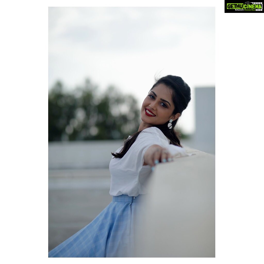 Neetha Ashok Instagram - π An outfit I can picture wearing a million different ways. So classic, so retro & yet so modern. Photography by @nitinpatte @aritra.ghosal.moments @moodarrest Wearing - @arulaa_by_rashmianooprao Mua @alyna_makeovers