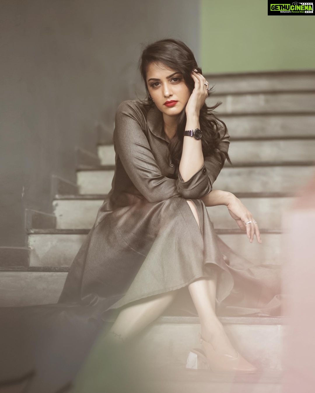 Neetha Ashok Instagram - Mood π₯ Outfit designed by @arulaa_by_rashmianooprao Mua @alyna_makeovers Photography by @moodarrest @nitinpatte @aritra.ghosal.moments Location @thebierlibrary #retro #moodylights #moodarrest #nitinpattephotgraphy #portraitphotography #tgif The Bier Library