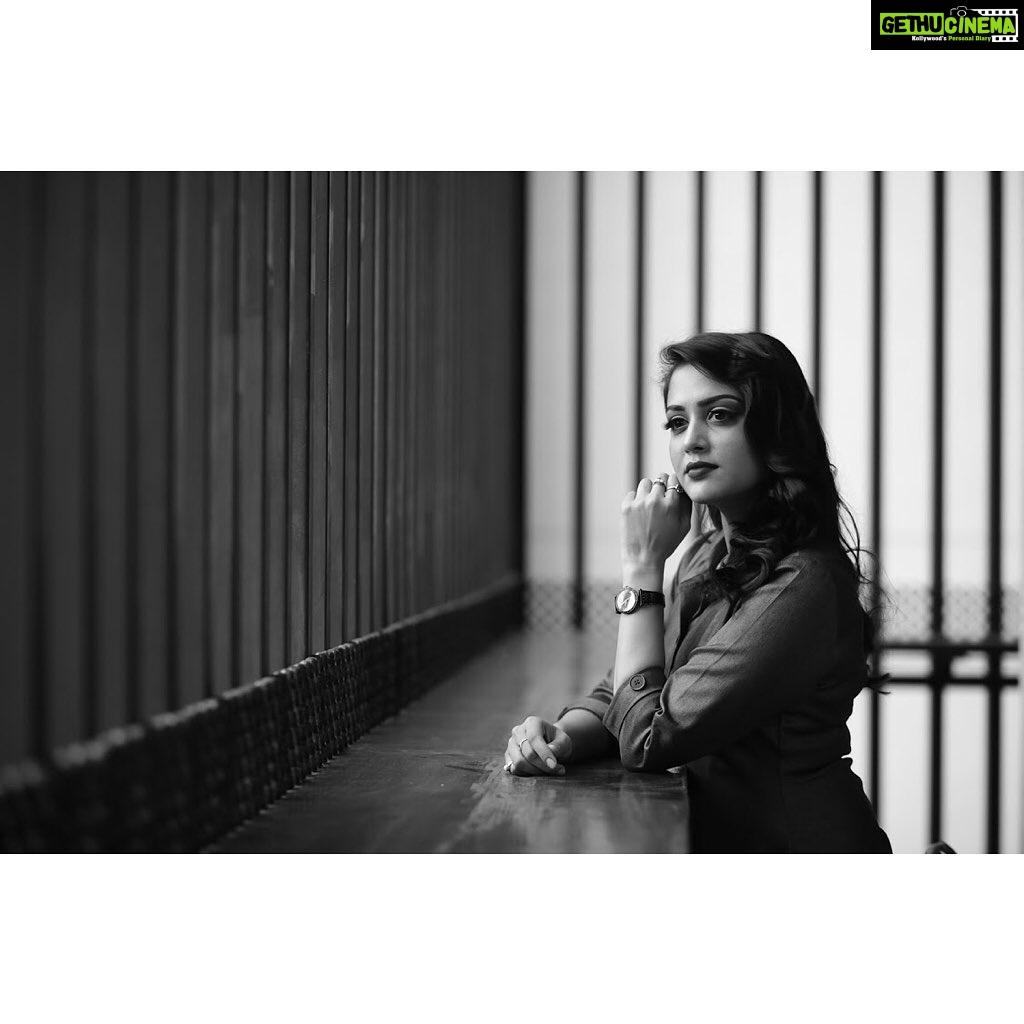 Neetha Ashok Instagram - One of my most favourite pictures from this shoot by @aritra_ghosal_r9 loved this “watch Ad” picture instantly 😄❤️ 🤗🤗 Swipe left for black&white version Photography @aritra.ghosal.moments Team @nitinpatte @moodarrest Location @thebierlibrary Mua @alyna_makeovers Attire by @arulaa_by_rashmianooprao