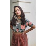 Neetha Ashok Instagram - .. Continued from prev post Once I was clear about what I wanted, there was no looking back. Ofcourse this came with its fair share of non acceptance, judgements & criticisms. I hail from a simple family where acting has never been a thing. Once I had my parents onboard with this decision I knew they are soon going to be proud of my choice. This required patience & all the hours of hardwork that went into my new career as an actor by enjoying every ounce of it. .... to be continued in the next post Look by @heidilorenartistry ❤️🤗🤗 #shotonphone #hiedilove #colors #pose #attitude