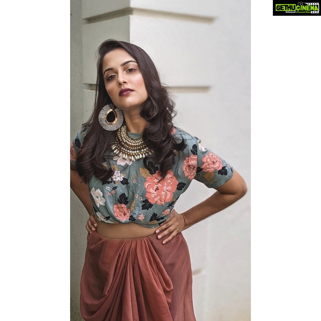 Neetha Ashok Instagram - .. Continued from prev post Once I was clear about what I wanted, there was no looking back. Ofcourse this came with its fair share of non acceptance, judgements & criticisms. I hail from a simple family where acting has never been a thing. Once I had my parents onboard with this decision I knew they are soon going to be proud of my choice. This required patience & all the hours of hardwork that went into my new career as an actor by enjoying every ounce of it. .... to be continued in the next post Look by @heidilorenartistry ❤️🤗🤗 #shotonphone #hiedilove #colors #pose #attitude