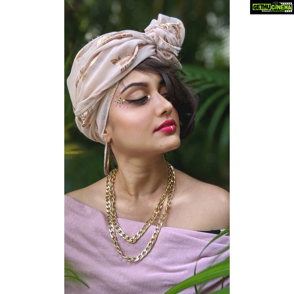 Neetha Ashok Instagram - NEVER be afraid to TRY SOMETHING NEW, because life gets BORING when you stay WITHIN THE LIMITS of what you ALREADY KNOW ❤️ #shotonphone #pastelcolors #art #playwithcolors #explore #learn My fav look by @heidilorenartistry 🤗🤗♥️♥️