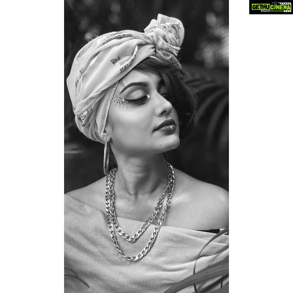 Neetha Ashok Instagram - NEVER be afraid to TRY SOMETHING NEW, because life gets BORING when you stay WITHIN THE LIMITS of what you ALREADY KNOW ❤️ #shotonphone #pastelcolors #art #playwithcolors #explore #learn My fav look by @heidilorenartistry 🤗🤗♥️♥️