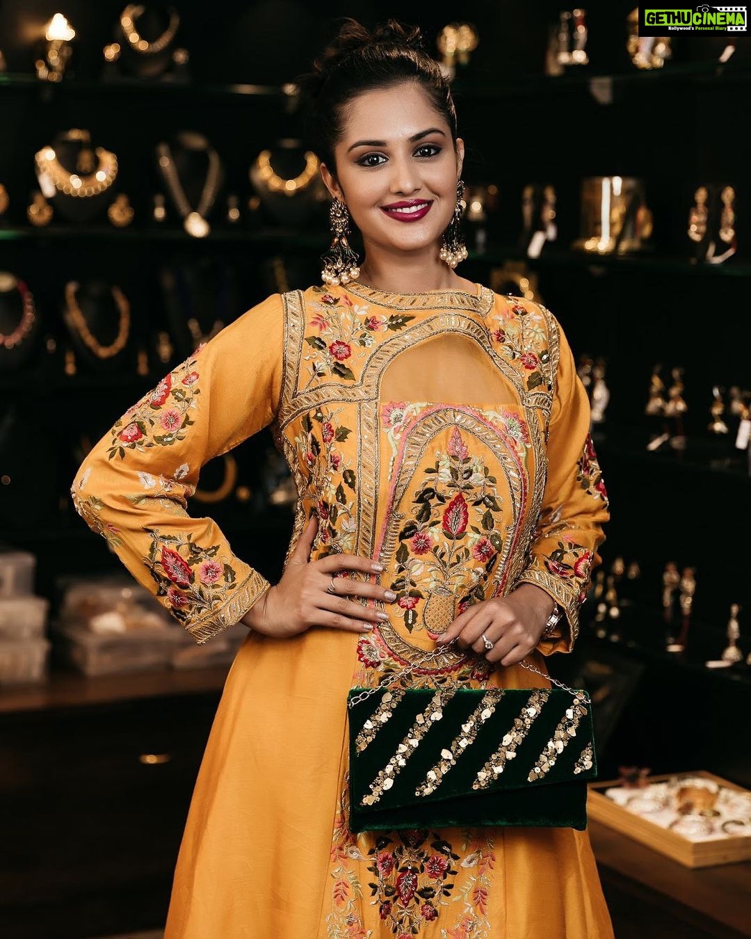 Neetha Ashok Instagram - Bling π« β€οΈπ π #brandambassador #paidpartnership #blinglook #2017 #zaricouture #mangalore #peacockearring #messybun #rich #elegance #blingbling #shinebaby Wardrobe courtesy @zari_couture Jewellery @zari_couture PC @prithamdenzildsouza ππ»ππ» Assistance by @preethamaloysius MUA @shefaliballal @shefali_ballal Stylist @nandithaacharya Creatives @dmedusa_prabhu @arjunjohndsouza @vijeshrules