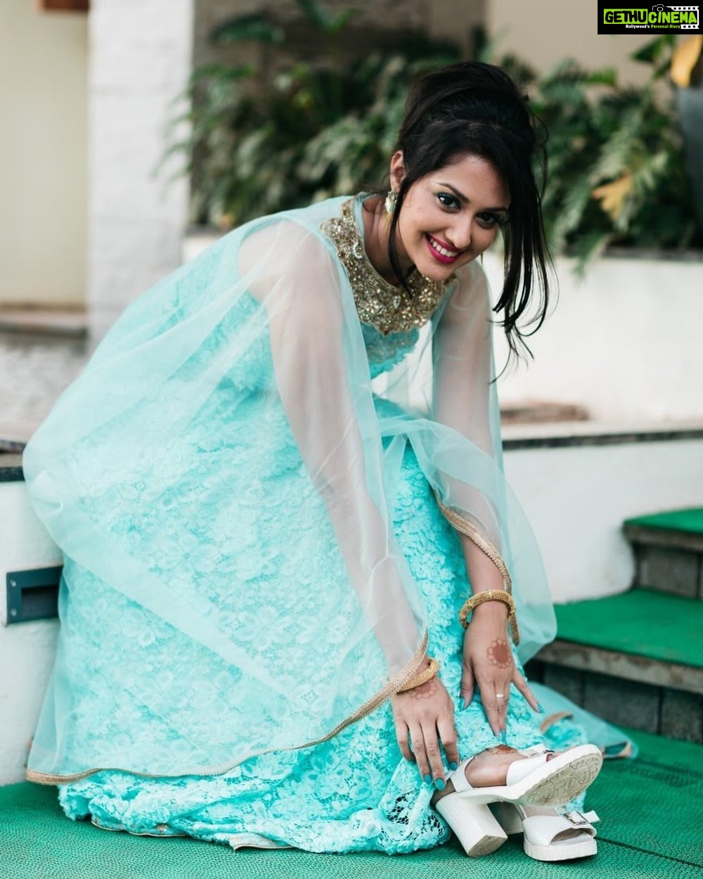 Neetha Ashok Instagram - BTS from one of the best photo shoots (2017) for @zari_couture with the bestestest @prithamdenzildsouza ❤️ He can make anything n everything look beautiful with his magic 🥰 Mua @smithahegde28 and team