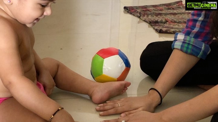 Neetha Ashok Instagram - Who’s the kid here?? Swipe right 👉🏻 to see what had happened just few seconds before this video was taken.. 😋 Nia imitating Nee chikki 🥰 Nia n Nee chikki Games ❤️