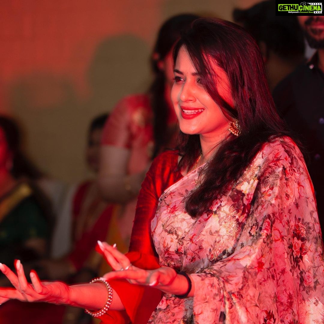 Neetha Ashok Instagram - Dance is a way to find yourself, and lose yourself, at the same time ππ» may it be any attire π€ͺπ #dontcare #dancelikenobodyswatching #friendsreception #sareelove πππ PC @blendingpixelz Bangalore, India