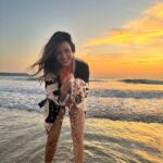 Neha Sharma Instagram - 🐚☀️🌊 #happybean #goa #nofilterneeded 📷 @aishasharma25 The St. Regis Goa Resort