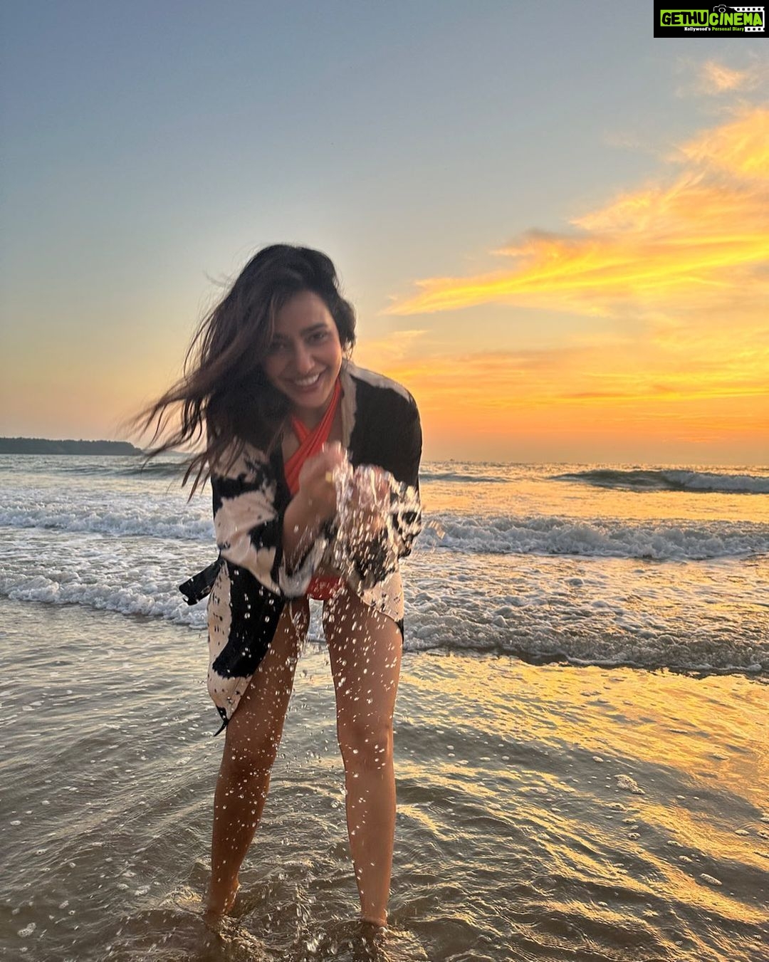 Neha Sharma Instagram - 🐚☀️🌊 #happybean #goa #nofilterneeded 📷 @aishasharma25 The St. Regis Goa Resort