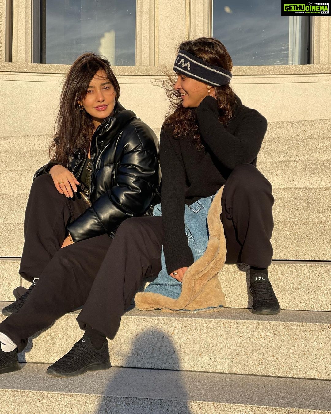 Neha Sharma Instagram - đŸ«¶ Holiday on my mind…. #chicagocalling #chicago