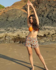 Nikita Dutta Instagram - Forever chasing the golden sun. ☀️ 🍊 . . #ThrowbackThursday #SunKissed #BTS