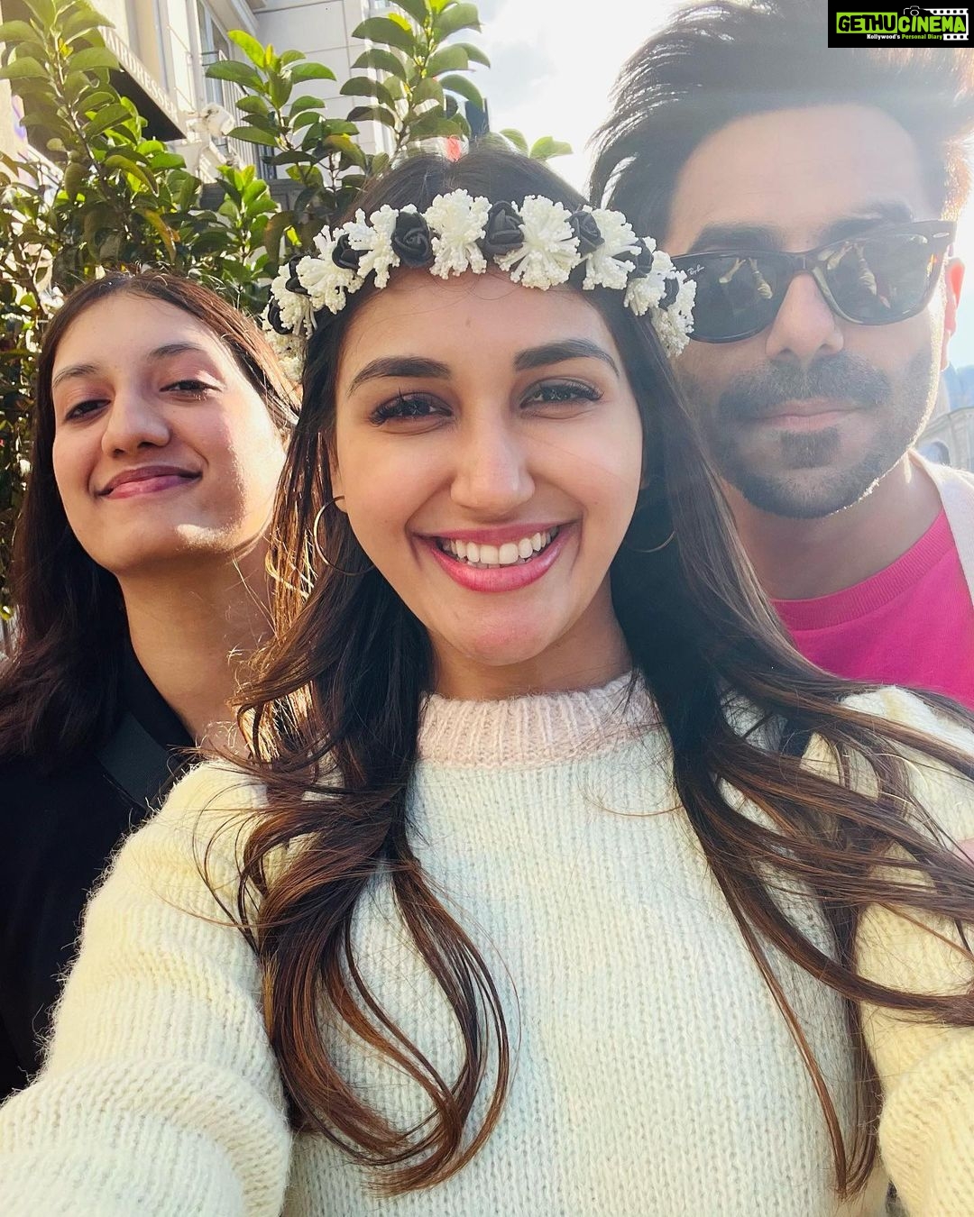 Nikita Dutta Instagram - Appreciation post for these two immensely talented people. ππ This was our pack up picture π¬π¬ . Have you watched our song yet? Link in bio. πΈ . #BTS #NeendraanNiAandiyaan #ZeeMusicOriginals @aparshakti_khurana @nikifying @sushantrinkoo @yasheshwari @sushantshankarofficial #ArshGrewal @anuragbedii @zeemusiccompany