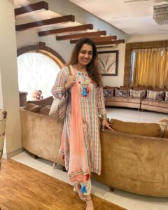 Nikita Thukral Instagram - Love for Indian outfits. 💛 outfit -by jasmyrra creationns perfect for the season. 😉