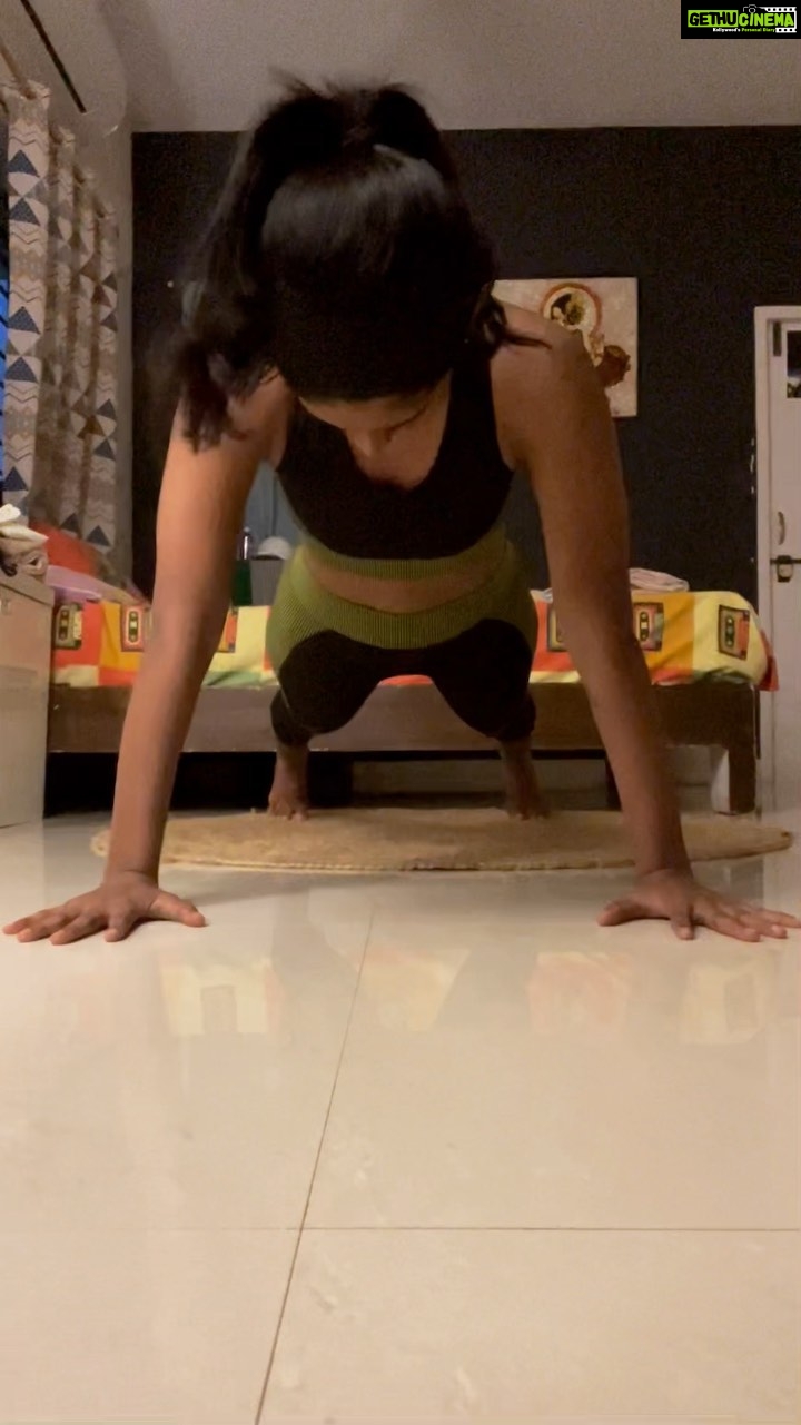 Nivedhithaa Sathish Instagram - Sometimes you just gotta shut off all that outside noise and dial in. All for someone who couldn’t lift 2 kgs properly exactly 2 months ago to pushing myself up tirelessly, Here I’m today confident enough to put this up on my gram. Ahhh That felt damn good! #NoTimeToComplain #ItsAMindSetGame 🦾
