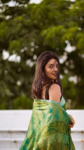 Nivedhithaa Sathish Instagram - Soul full of sunshine ☀️🍃

Shot by - @madras_ponnu ♥️
For the love of this song - Thank you @composer_vishal 🙌🏻
.
.
.
.
.
.
.
.

#NivedhithaaSathish #Suzhal #SuzhalTheVortex #sillukaruppatti #sillukarupatti #anyastutorial #anyastutorialonaha #suzhalonprime #sethumaayirampon #madhu #saree #sareelove #sunset #sitaramam #seetharamam #mrunalthakur #dulquersalmaan #inthandham #trendingreels #trendingsongs #ohsitaheyrama #telugusongs #telugucinema #tamilcinema #tamilreels #reelsofinstagram #reelsindia