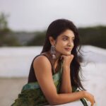 Nivedhithaa Sathish Instagram - Shot by - @madras_ponnu 🍃 Biggest shoutout to this woman! Thank you for holding that beautiful smile of yours throughout the shoot and for capturing some of the best moments that evening Soundarya. This shoot was nothing but absolutely wholesome. You made my heart smile :) To many more sunsets like these and to drooling over same music on repeat and repeat. Cheers 🥂