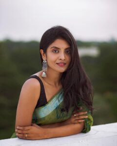 Nivedhithaa Sathish Instagram - Shot by - @madras_ponnu 🍃
Biggest shoutout to this woman! Thank you for holding that beautiful smile of yours throughout the shoot and for capturing some of the best moments that evening Soundarya. This shoot was nothing but absolutely wholesome. You made my heart smile :) 

To many more sunsets like these and to drooling over same music on repeat and repeat. Cheers 🥂