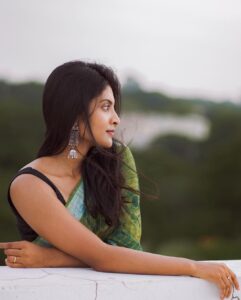 Nivedhithaa Sathish Instagram - Shot by - @madras_ponnu 🍃
Biggest shoutout to this woman! Thank you for holding that beautiful smile of yours throughout the shoot and for capturing some of the best moments that evening Soundarya. This shoot was nothing but absolutely wholesome. You made my heart smile :) 

To many more sunsets like these and to drooling over same music on repeat and repeat. Cheers 🥂