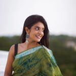 Nivedhithaa Sathish Instagram - Shot by - @madras_ponnu 🍃 Biggest shoutout to this woman! Thank you for holding that beautiful smile of yours throughout the shoot and for capturing some of the best moments that evening Soundarya. This shoot was nothing but absolutely wholesome. You made my heart smile :) To many more sunsets like these and to drooling over same music on repeat and repeat. Cheers 🥂