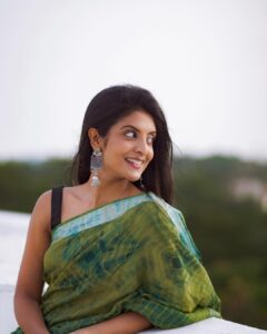 Nivedhithaa Sathish Instagram - Shot by - @madras_ponnu 🍃
Biggest shoutout to this woman! Thank you for holding that beautiful smile of yours throughout the shoot and for capturing some of the best moments that evening Soundarya. This shoot was nothing but absolutely wholesome. You made my heart smile :) 

To many more sunsets like these and to drooling over same music on repeat and repeat. Cheers 🥂