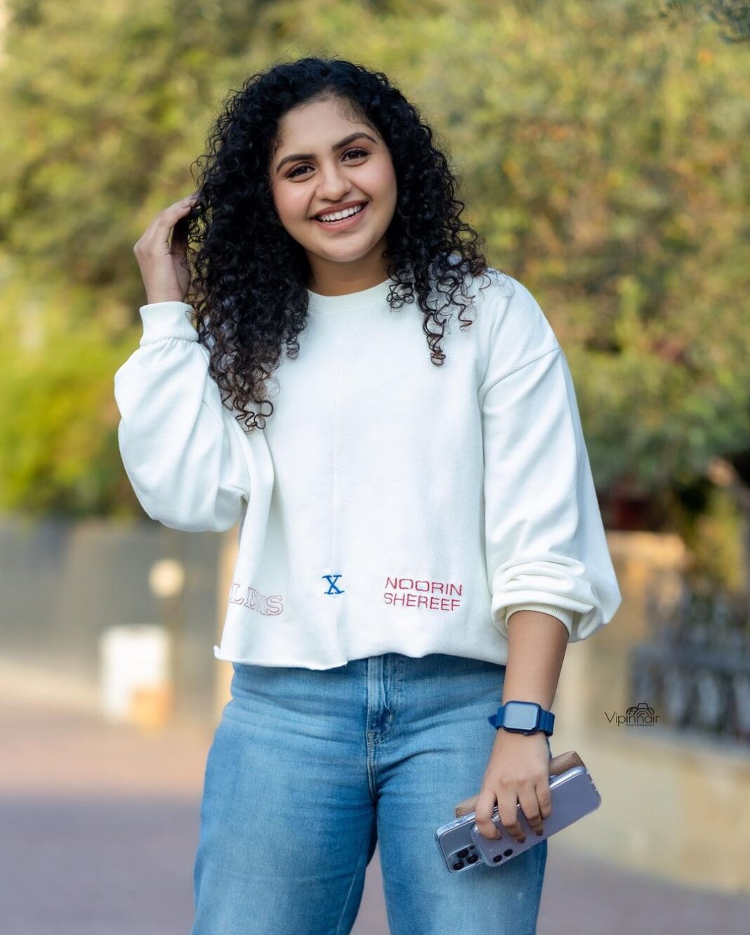 Noorin Shereef Instagram - White is not a trendy color. It’s the color of centuries of fashion! Casually chilling in White and smiling bright in the simple and stylish outfit with personalized name tag on it by @levis_in 📸 @vipin_nairs #levis #levisindia #customlevis #white Dubai, United Arab Emirates
