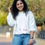 Noorin Shereef Instagram - White is not a trendy color. It’s the color of centuries of fashion! Casually chilling in White and smiling bright in the simple and stylish outfit with personalized name tag on it by @levis_in 📸 @vipin_nairs #levis #levisindia #customlevis #white Dubai, United Arab Emirates