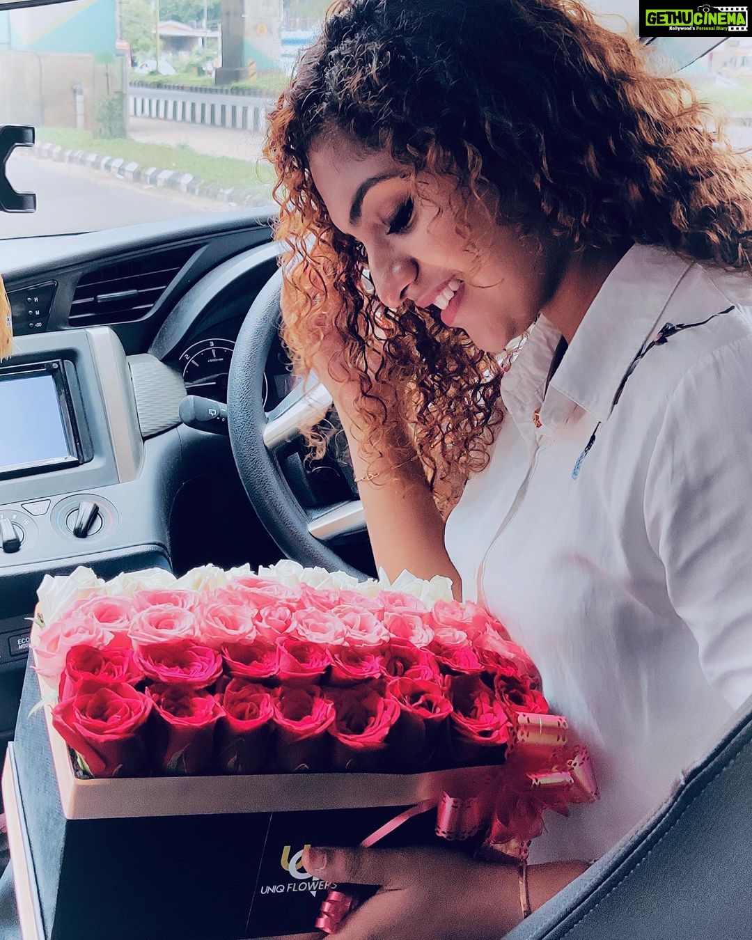 Noorin Shereef Instagram - thank you @uniq_flowers_uf and my broh @v_shnu_venugopal . So happy to visit your shop and thanks for this 📸 @sanif_uc_fotografia