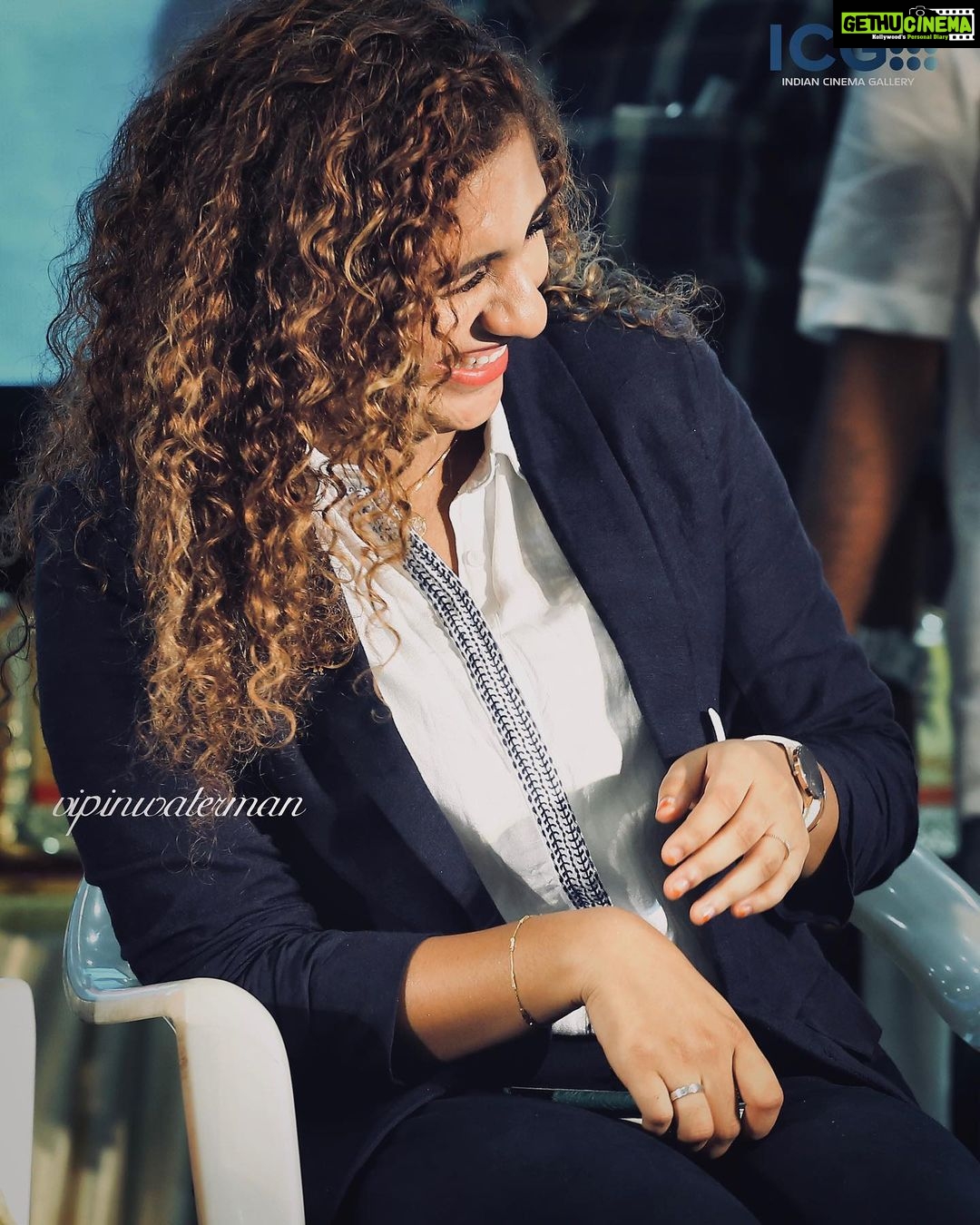 Noorin Shereef Instagram - That uncontrolled smile😬😬😬😬 Pc @vipinwaterman Love this new dover watch from @danielwellington. A watch that perfectly matches all outfits. Use my code DWXNOORIN to get a 15% off on the website and DW stores. #Danielwellington #dwindia dandaniewellington