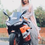 Noorin Shereef Instagram - Can u guess this day😂😂😂 Being so calm and hopes for a new turns still love to hold my first love with me🏍 @legendaryriders Thank you @kameel_banditz ekka for @repsol Inbetween the shoots for @salaaboutique Pc @arun_sathyan_n