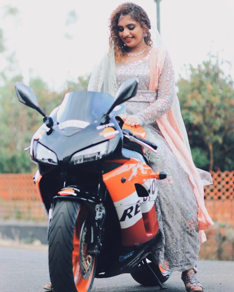 Noorin Shereef Instagram - Can u guess this day😂😂😂 Being so calm and hopes for a new turns still love to hold my first love with me🏍 @legendaryriders Thank you @kameel_banditz ekka for @repsol Inbetween the shoots for @salaaboutique Pc @arun_sathyan_n