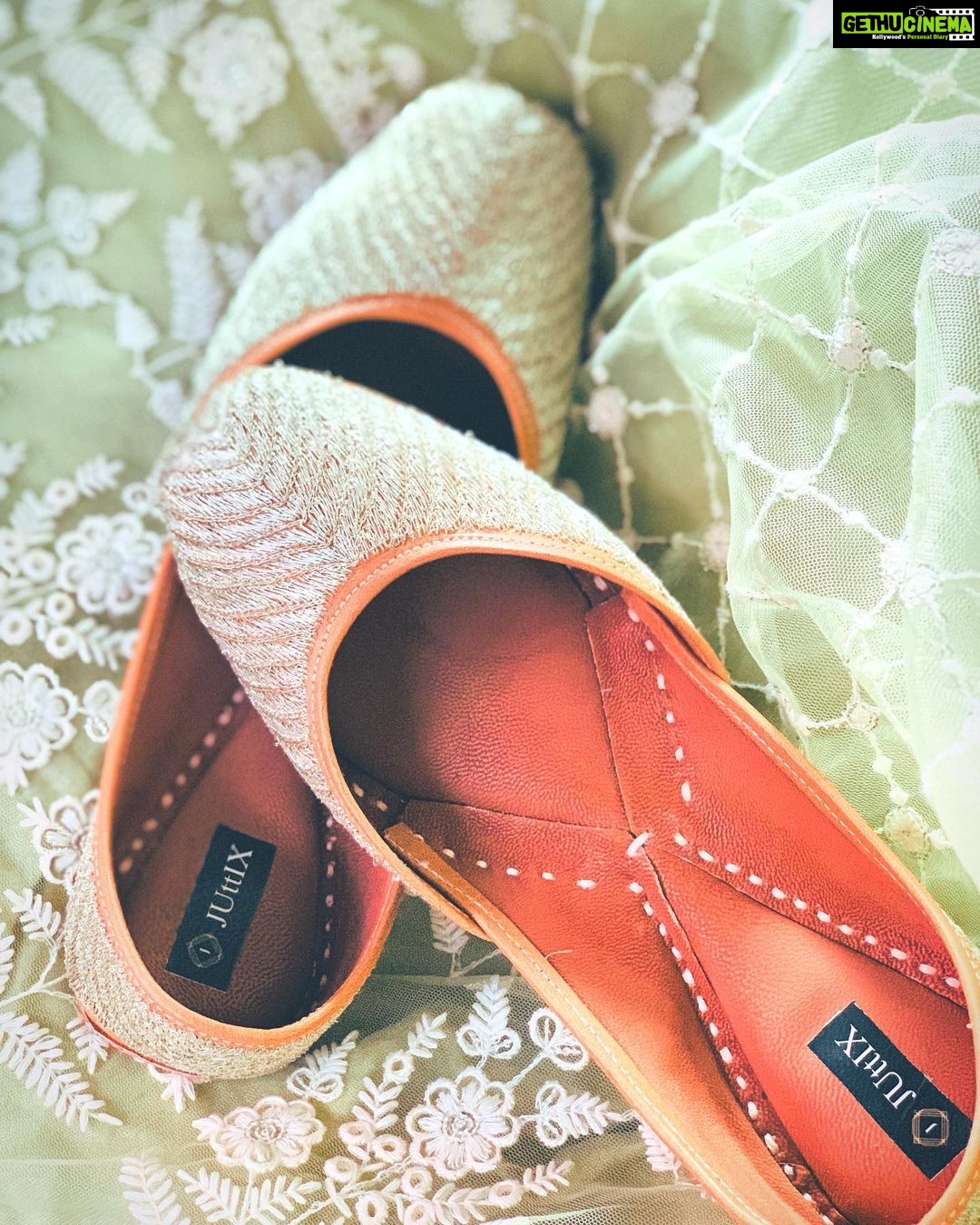 Noorin Shereef Instagram - SWIPE▶️ Wearing something close to heart @juttix_fa Thankyou @anseershalimar for giving this and special thanks to team @juttix_fa for this wonderful gift.i love themmm a lotttt