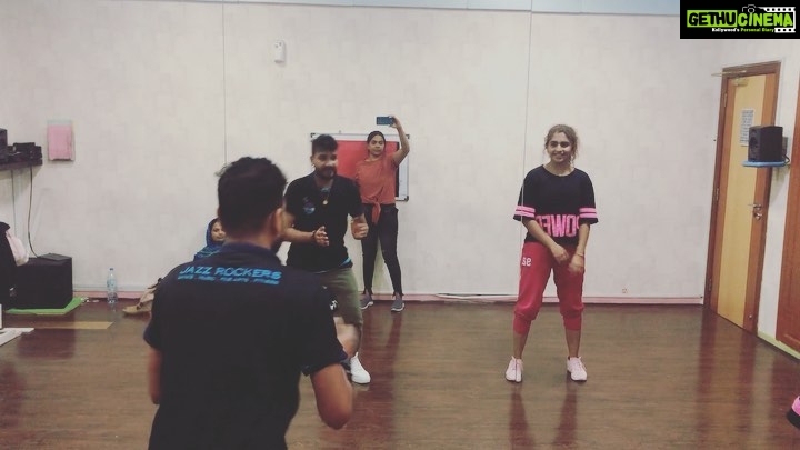 Noorin Shereef Instagram - That was amazing to be part with @jazzrockersuae Thank you #ponnus chettan for teaching me this ,even i m not at all a trained dancer ,this prctse video is not that much good , anyway i loved the song and steps and i want to share that memorable moments with you all #dancethings #practice #dubai #dancelife #myfavs Al Nahda, Sharjah