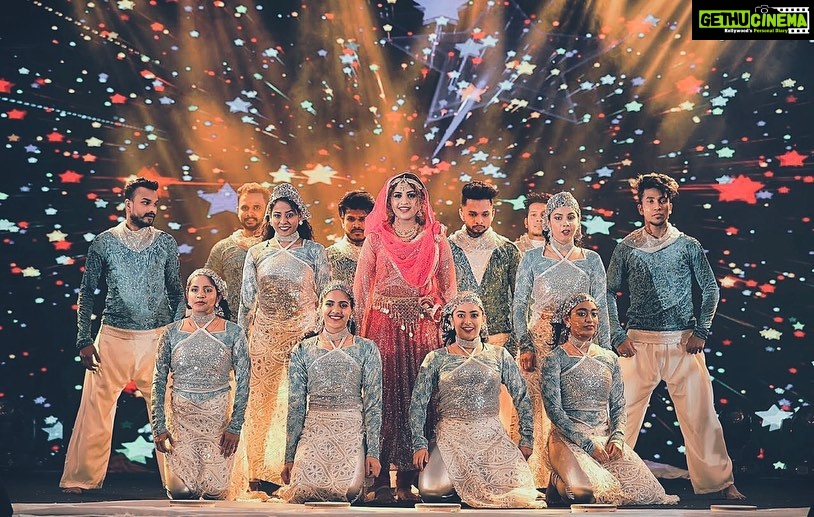 Noorin Shereef Instagram - Flowers perunnalutsAv -2019 Performing with team @jazzrockersuae Expo Centre Sharjah