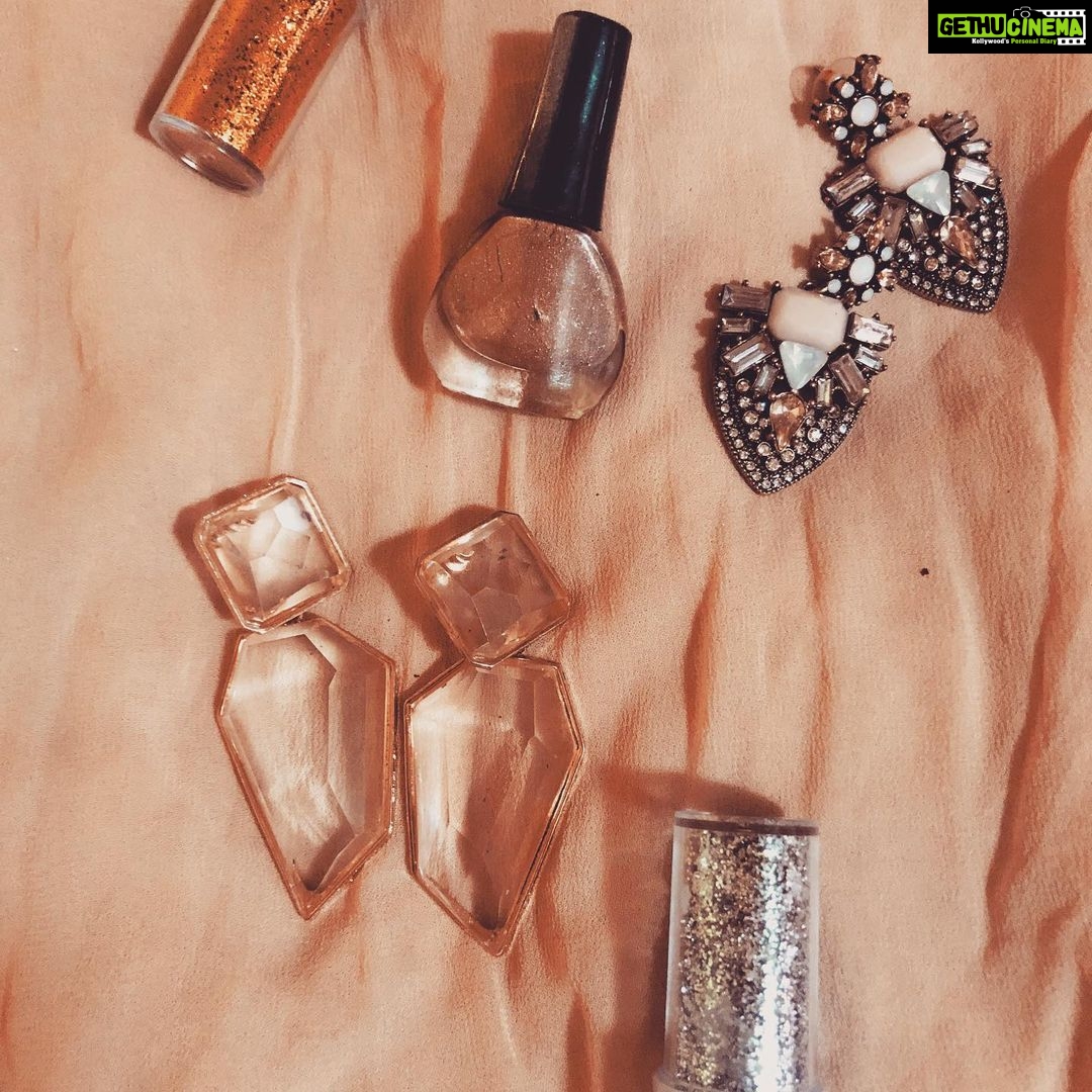 Noorin Shereef Instagram - @streethopper.in #webwidethings #earings #streethopper #flatlay