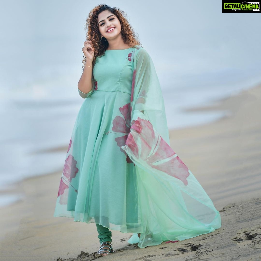 Noorin Shereef Instagram - And He added fragrance to her hibiscus🌺🌺🌺—— . . .Wearing #hibiscus🌺 collections From @anjali_varma_official Styling @anjali_varma_official MUA @femy_antony Footwear @hermes Photography @dy___bbuk Retouch @sadhique_aboobacker Cherai Beach, Cochin