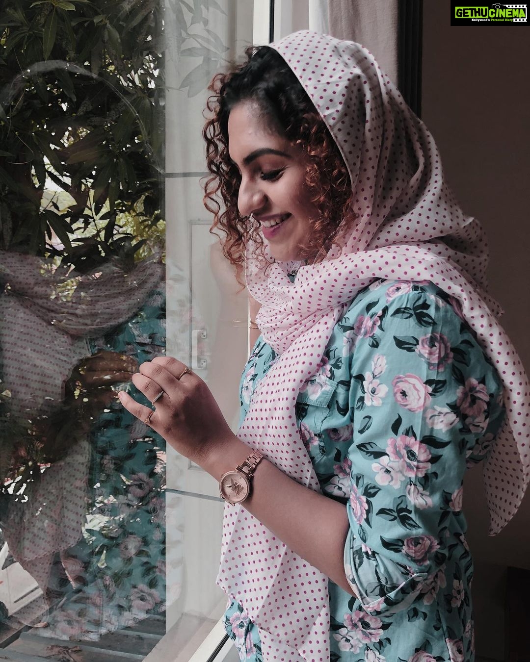Noorin Shereef Instagram - Be with someone who thanks Allah for you.💎 Retouch @rizwanshareef1 Pc @deepak_rs_4040 Watch @michaelkors Thalassery തലശ്ശേരി