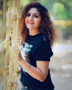 Noorin Shereef Instagram - Trust the vibes .it has a power✨✨ Wearing @englishcolours 📸 @mr_rkaie