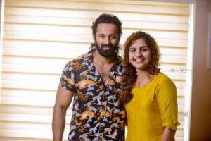 Noorin Shereef Instagram - Unniyettan💛
@iamunnimukundan 📸 @ajmal_photography_
Wearing @ladies_planet_ 
New begnings #newmovie