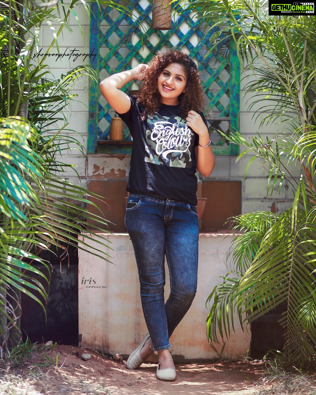 Noorin Shereef Instagram - @englishcolours Styling @soorajskofficial Photography @mr_rkaie 8 Point Art Cafe