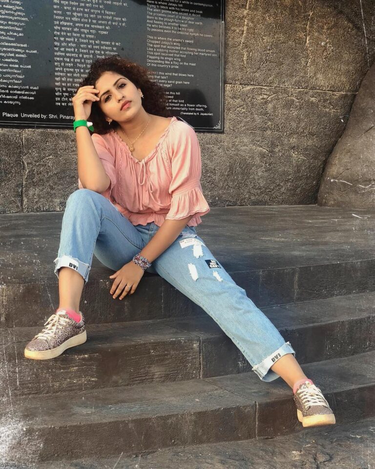 Noorin Shereef Instagram - When you are only there for your team.so trying to defend the opposition with looks😂 Denim pants from @sheinofficial search ID: 439872 Pc @deepak_rs_4040 #sheingirls #shein #sheinofficial #denim Jadayu Rock, Chadayamangalam