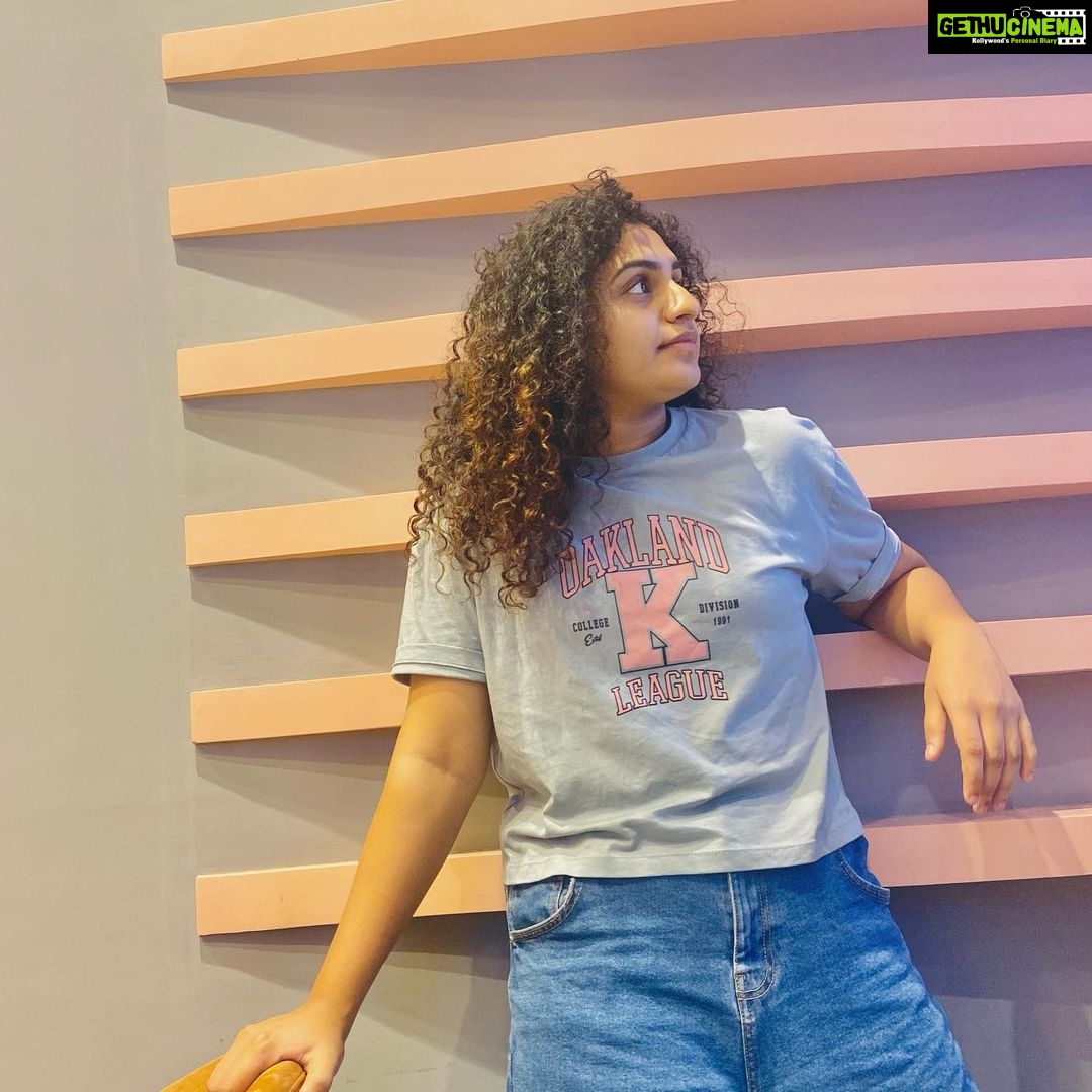 Noorin Shereef Instagram - Oru candid pose aavam alle?! 📸 @fahim_safar